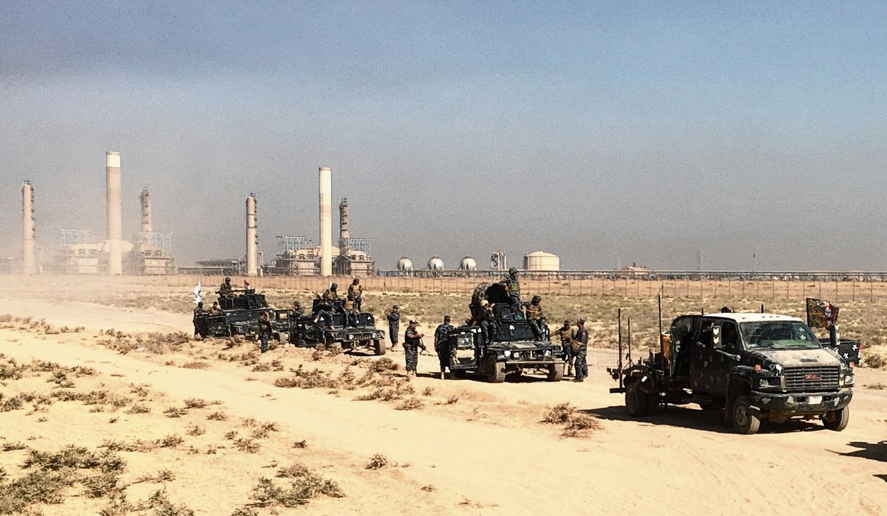 Iraakse troepen aan de zuidelijke rand van de Koerdische stad Kirkuk.
