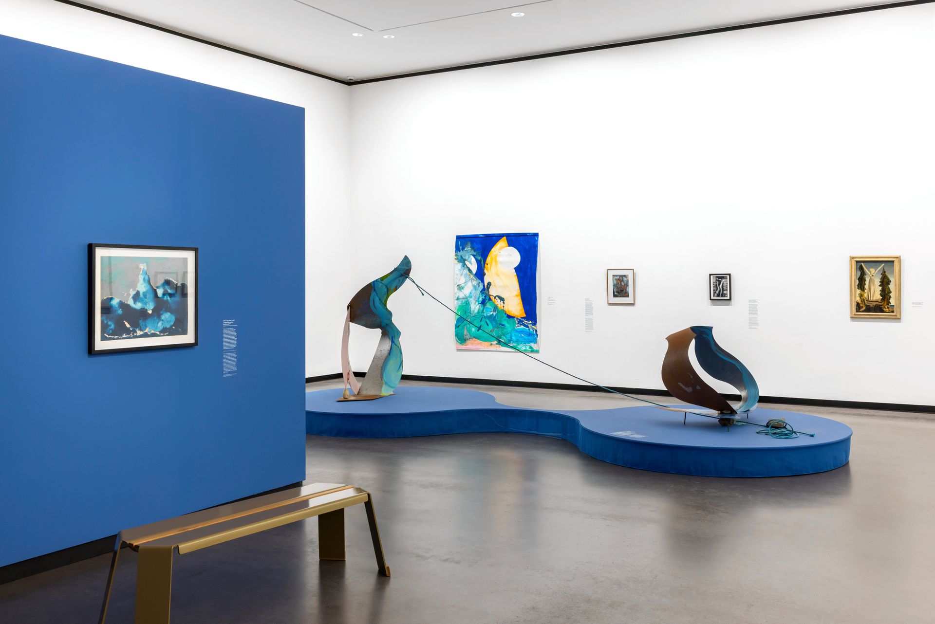 Instalación en el Museo de Arnhem de Ro Robertson: Me convertí en un arroyo (2024) y en un pasaje en constante cambio (2024).