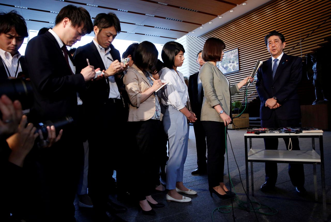 Premier Abe spreekt media toe na de ontmoeting tussen Kim en Trump eerder deze week.