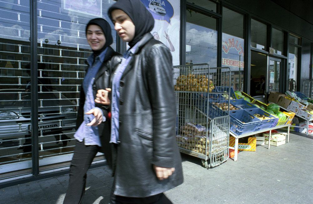 Een Turkse Supermarkt in de Schilderswijk in Den Haag. Een derde van de Nederlanders vindt dat er te veel mensen van een andere nationaliteit in het land wonen.