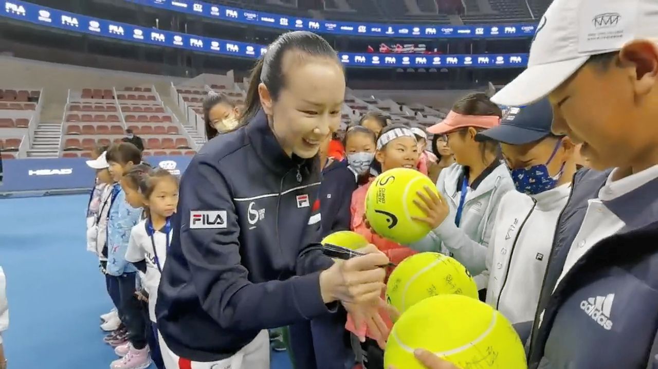 De Chinese tennisster Peng Shuai deelde zondag handtekeningen uit bij een jeugdtoernooi in Beijing