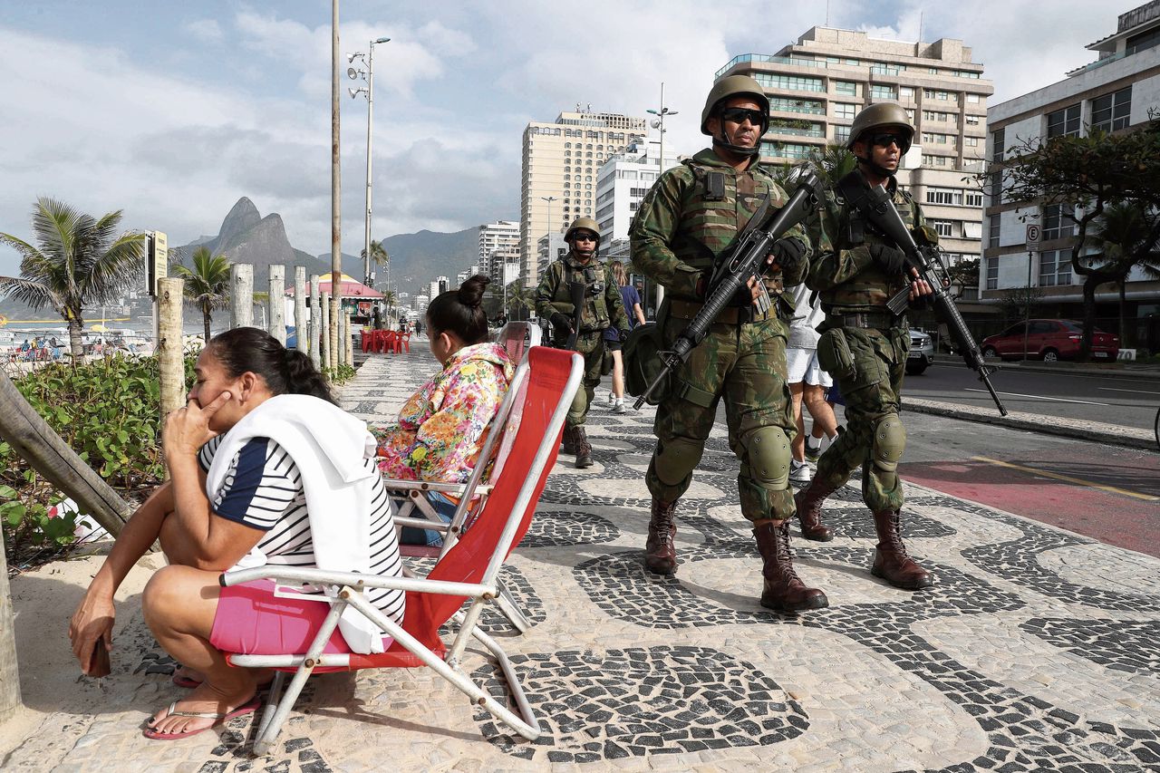 Het Braziliaanse leger patrouilleert deze zomer langs het beroemde strand van Ipanema in Rio de Janeiro, een jaar na de Spelen van 2016.