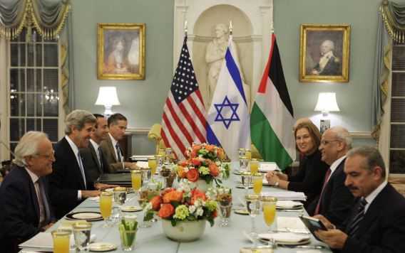 De Amerikaanse minister Kerry zit het overleg voor waarmee de nieuwe vredesonderhandelingen tussen Israël en de Palestijnen is hervat.