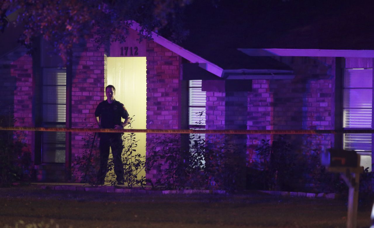 Een agent voor het huis in Texas waar de schietpartij plaatsvond.
