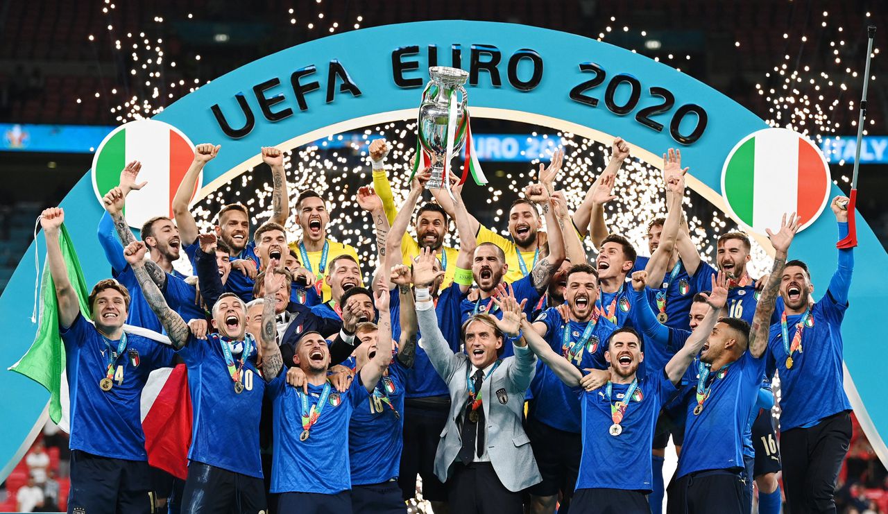 De Italianen vieren op Wembley hun Europese titel.