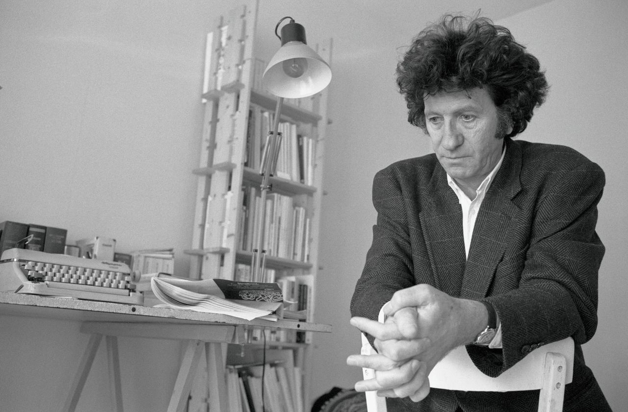 Danilo Kiš in zijn schrijfkamer in Parijs