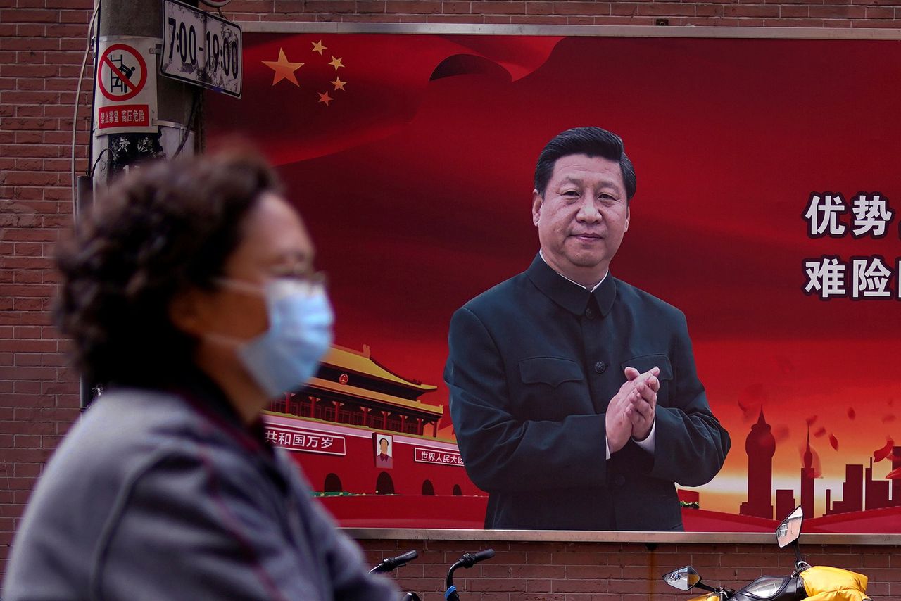 Een portret van de Chinese president Xi op straat in China.