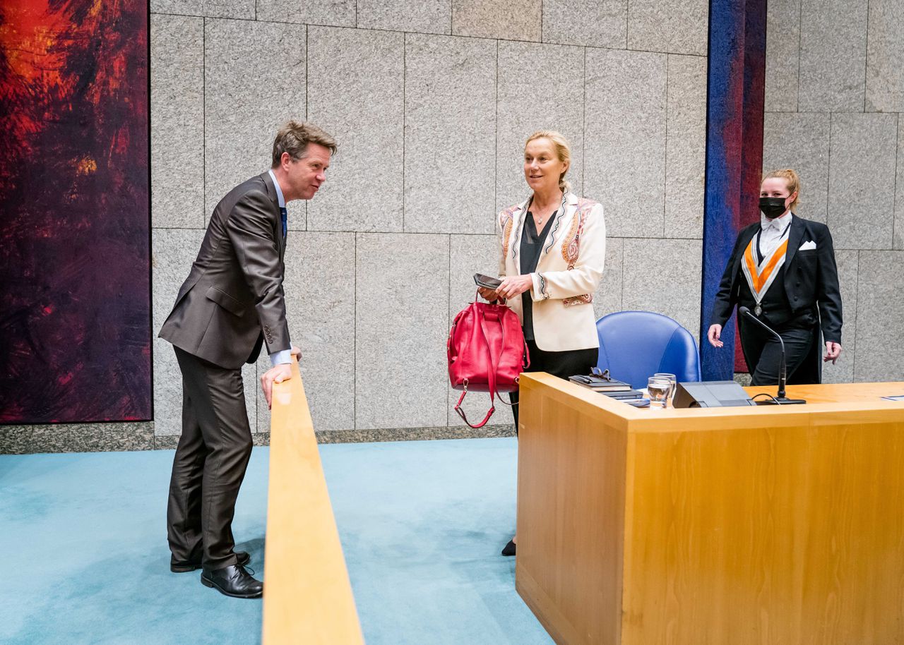 Vervangend Kamervoorzitter Martin Bosma (PVV) en demissionair Minister Sigrid Kaag van Buitenlandse Zaken (D66) tijdens het Kamerdebat over het terughalen van IS-vrouwen en hun kinderen.