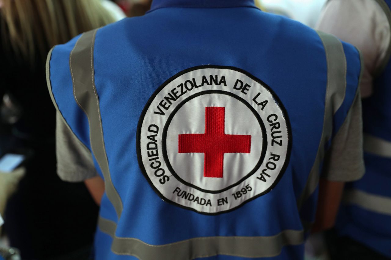 Een hulpverlener met een hesje van het Rode Kruis in Venezuela.