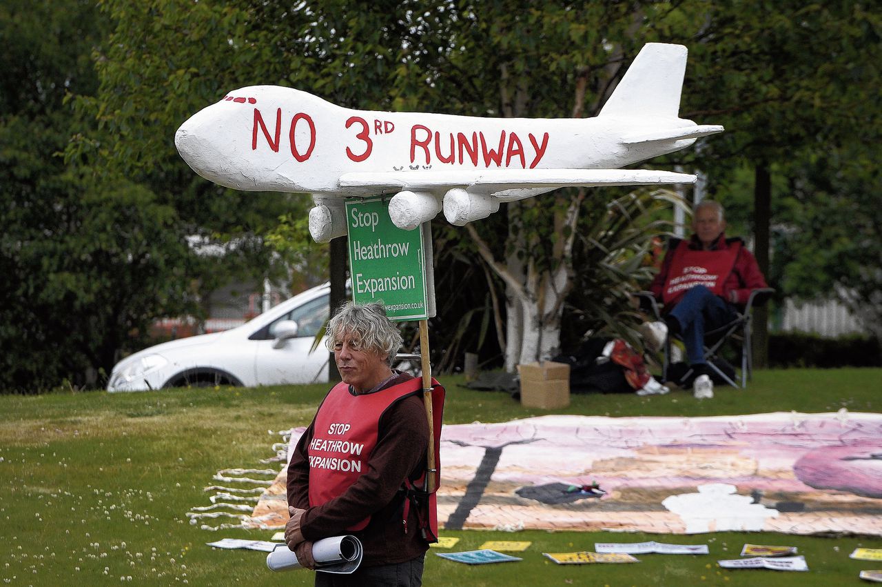 Een demonstrant tegen de uitbreiding van Heathrow. Veel Britten vrezen meer luchtverontreiniging en vliegtuiglawaai.