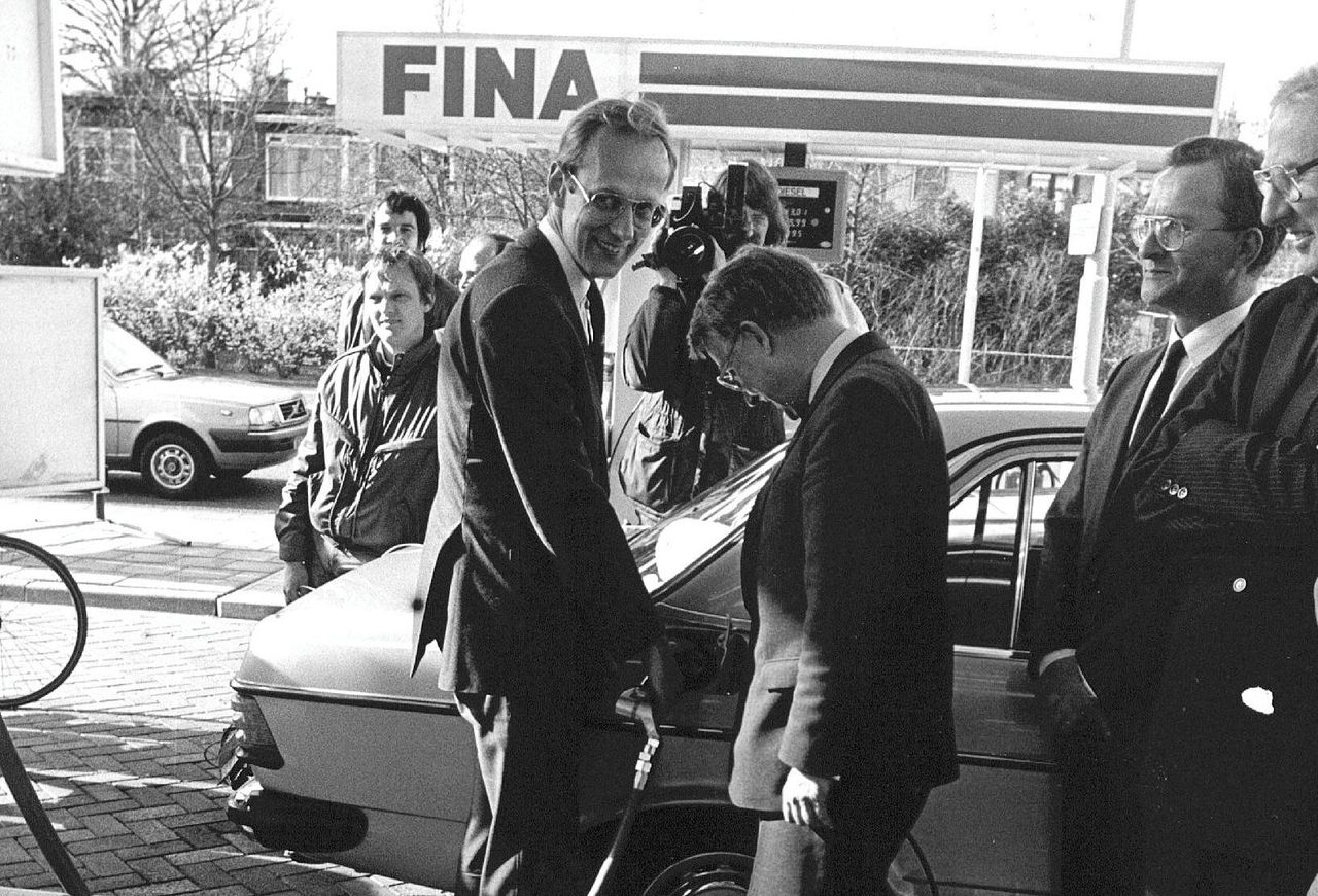 Toenmalig minister van Milieu Pieter Winsemius (VVD) tankt in 1985 in Voorburg voor het eerst in Nederland loodvrije benzine.