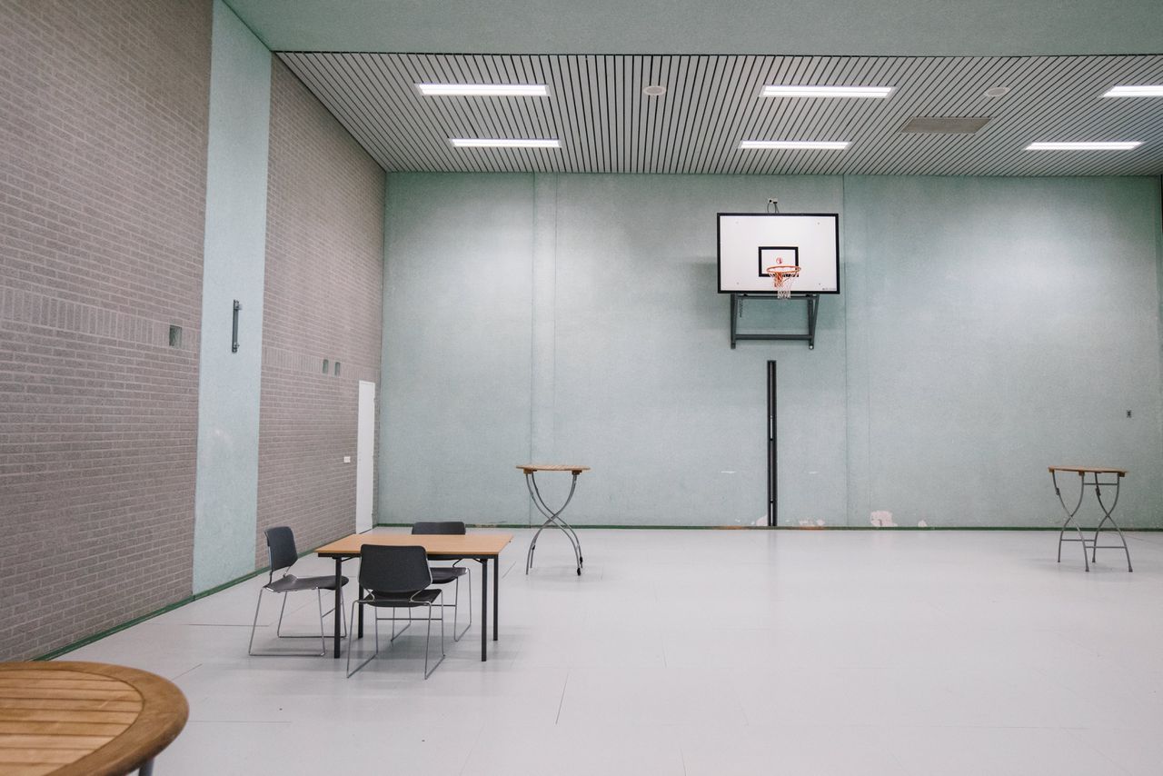 Gedetineerden klagen over streng quarantainebeleid van gevangenissen. Op de foto: de Karelskamp in Almelo (in 2019, komt niet in het verhaal voor).