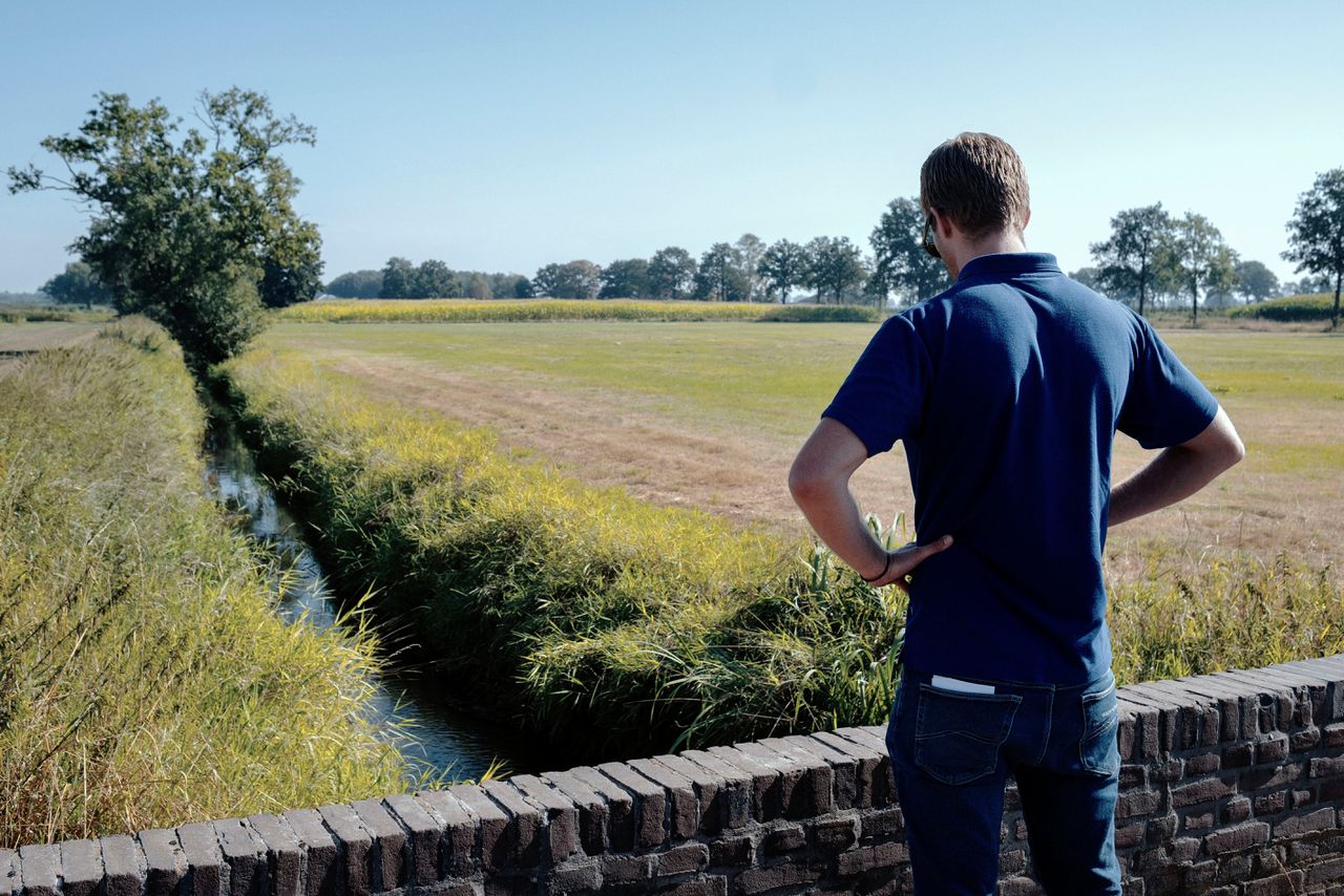 Bart Simons van Waterschap de Dommel inspecteert verschillende watergebieden.