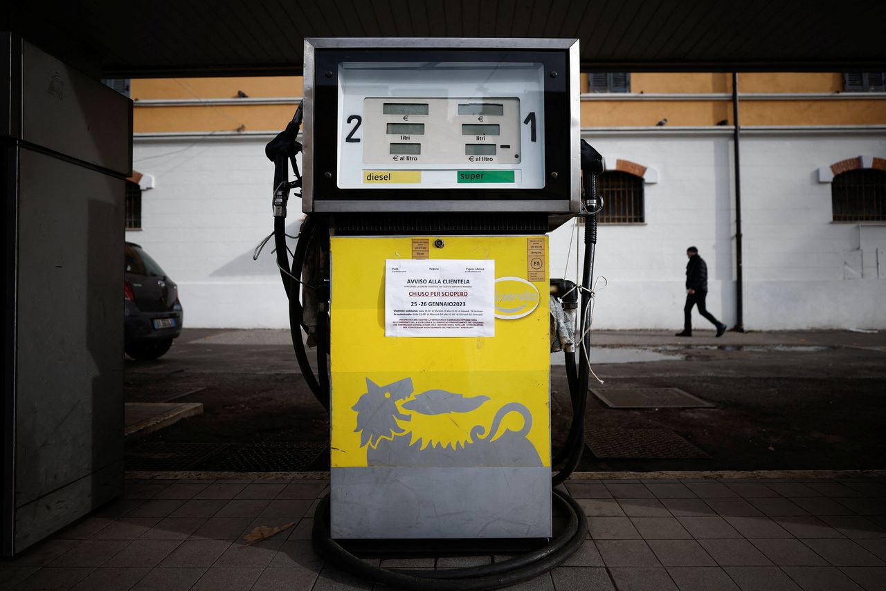 Een bord dat klanten informeert over de staking bij een gesloten benzinestation in Rome.