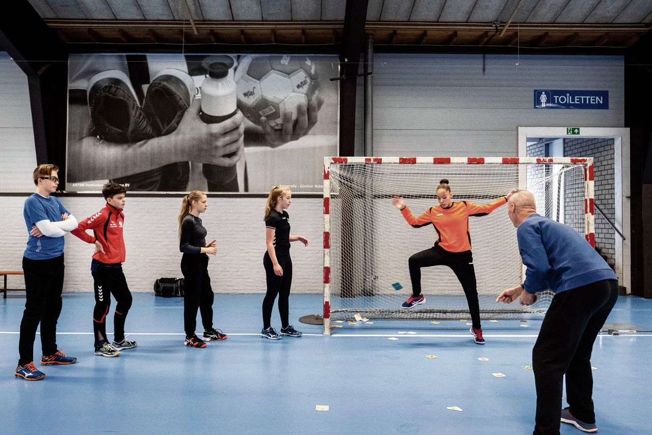Jonge handbalkeepers krijgen training in sporthal de Heuf in Panningen.