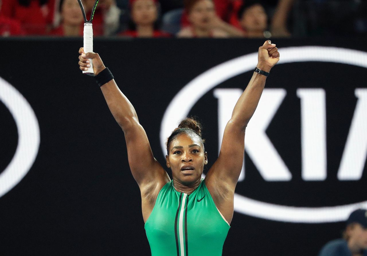 Serena Williams wint van Simona Halep en plaatst zich voor de kwartfinale op de Australian Open.