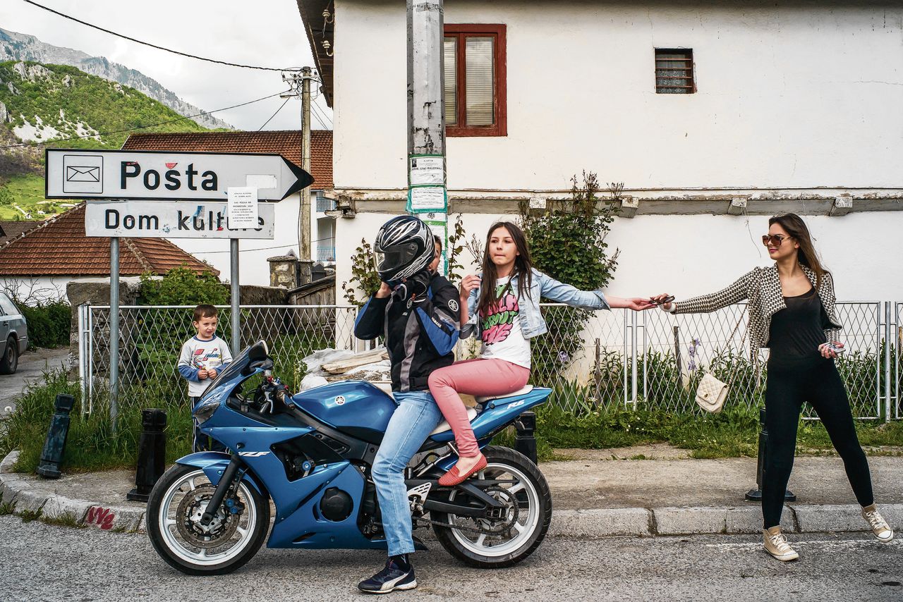 Jongeren in het plaatsje Gusinje in Montenegro, op de grens met Albanië.