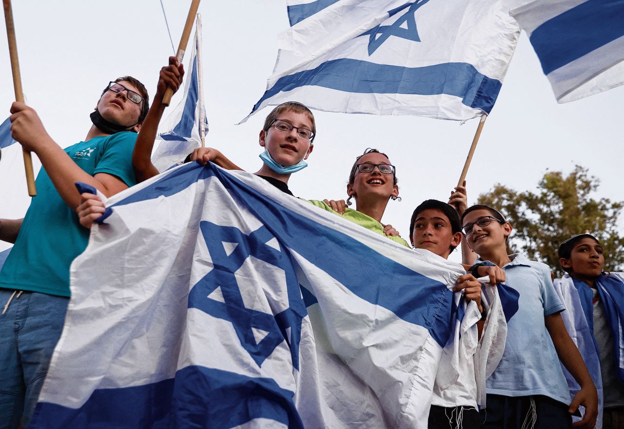 jonge aanhangers van de Israëlische premier Benjamin Netanyahu protesteren donderdag in de stad Petah Tikva tegen de coalitie van acht oppositiepartijen.