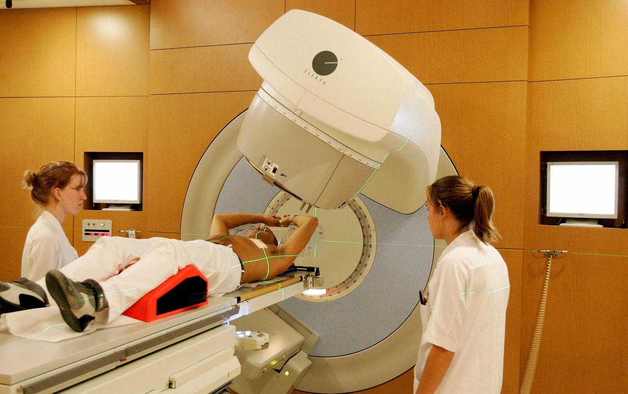 In het Antoni van Leeuwenhoek Ziekenhuis doet men veel onderzoek naar de behandeling van kanker. Hier wordt een kankerpatient bestraald.
