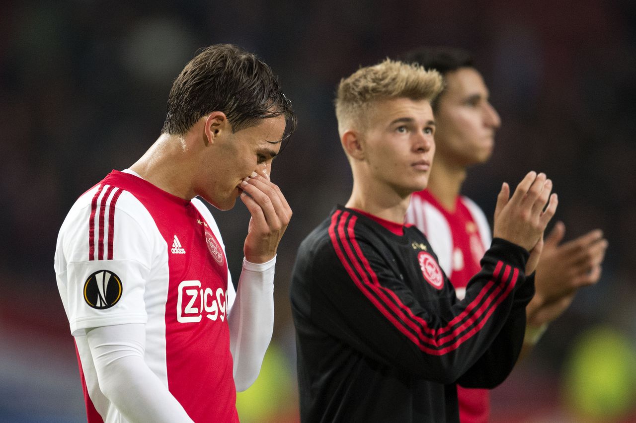 Ajax-spelers Nemanja Gudelj en Daley Sinkgraven balen van het gelijkspel tegen Celtic. Beide middenvelders waren in grote mate verantwoordelijk voor de tegendoelpunten