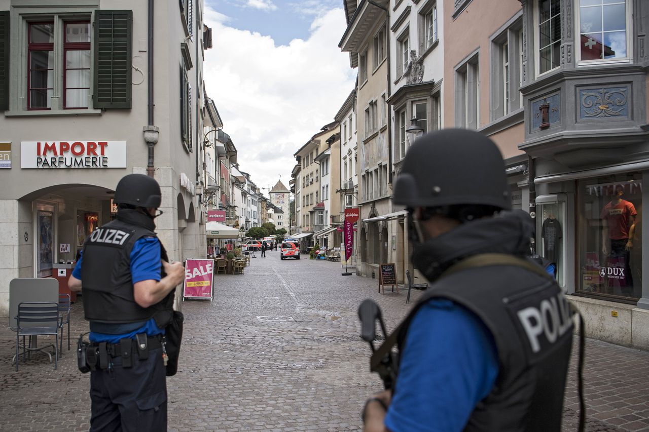 Zwaarbewapende agenten bewaken de plek in Schaffhausen waar een man met een kettingzaag vijf mensen verwondde.