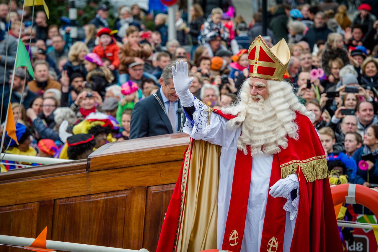 Sinterklaas zet voet aan wal in Meppel.