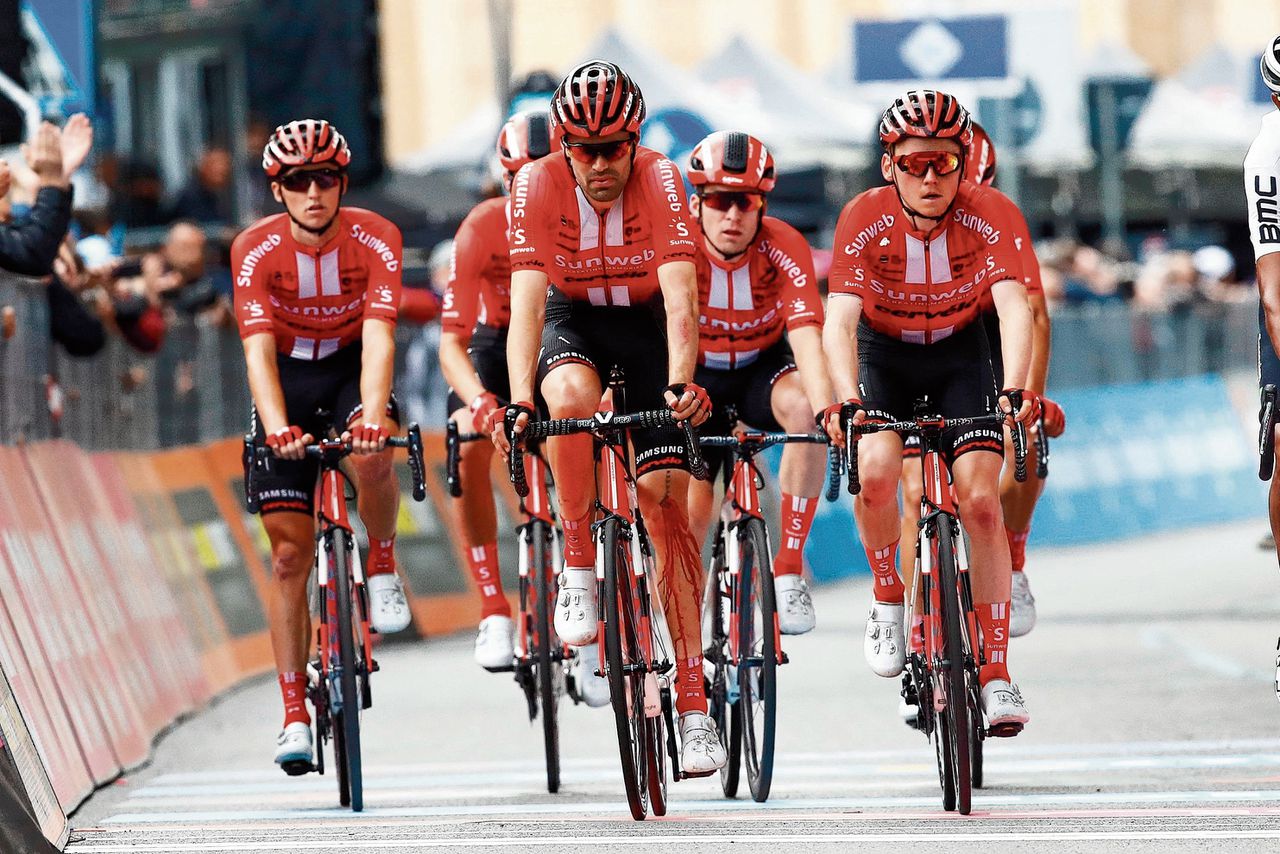 Tom Dumoulin komt met bebloed been over de finish na zijn val in de vierde etappe van de Giro d’Italia.