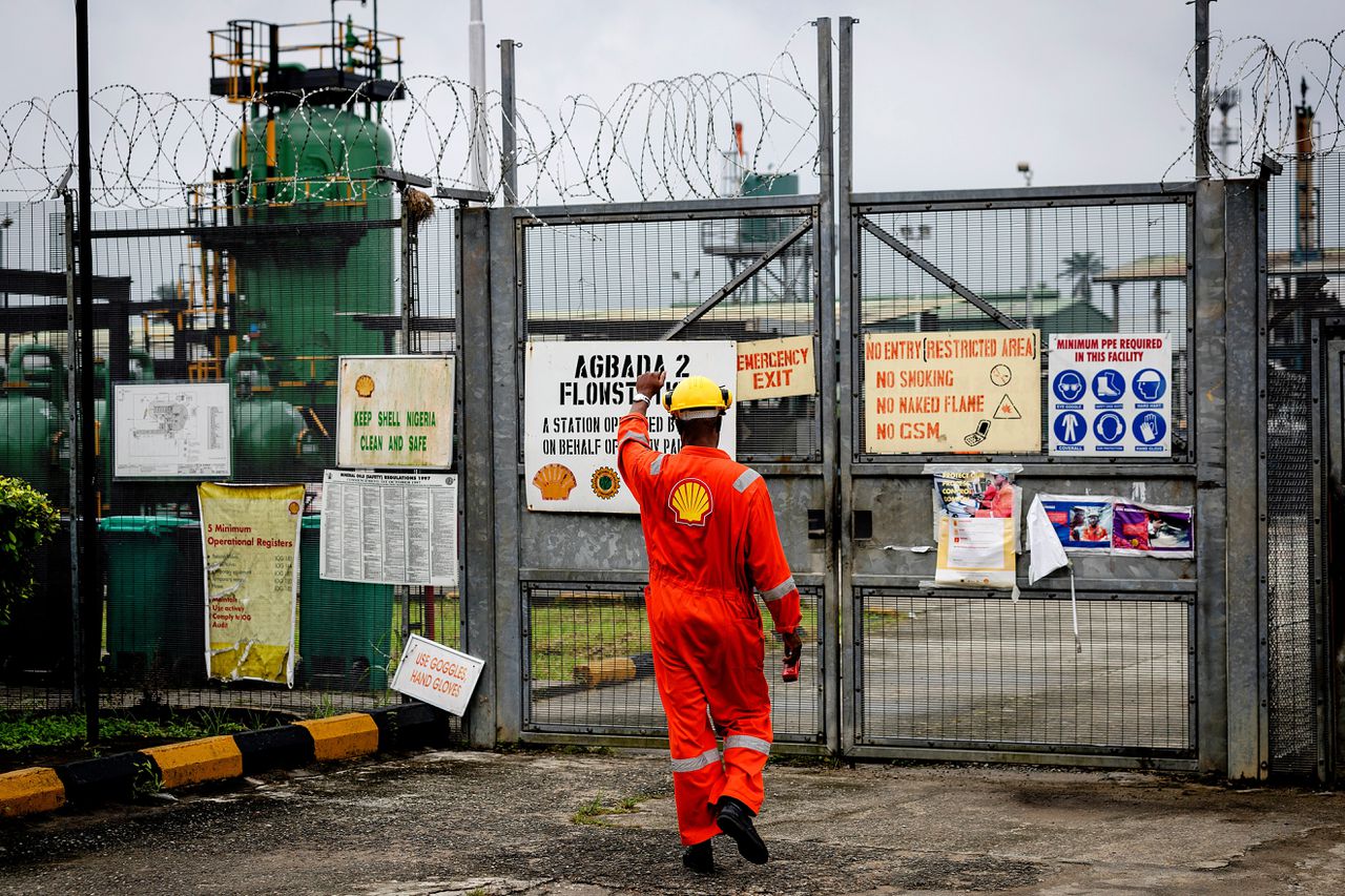 Een olie- en gasverwerkingsstation van Shell in Nigeria. In een schriftelijke reactie op vragen meldt Shell dat het nog bezig is de beschuldigingen te doorgronden.