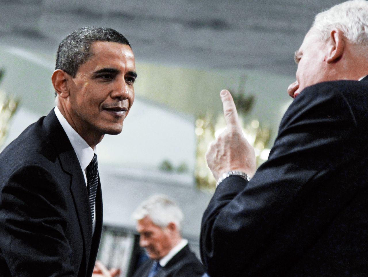 President Obama in gesprek met de directeur van het Noorse Nobelinstituut, Geir Lundestad, voor de uitreiking van de Vredesprijs op 10 december 2009.