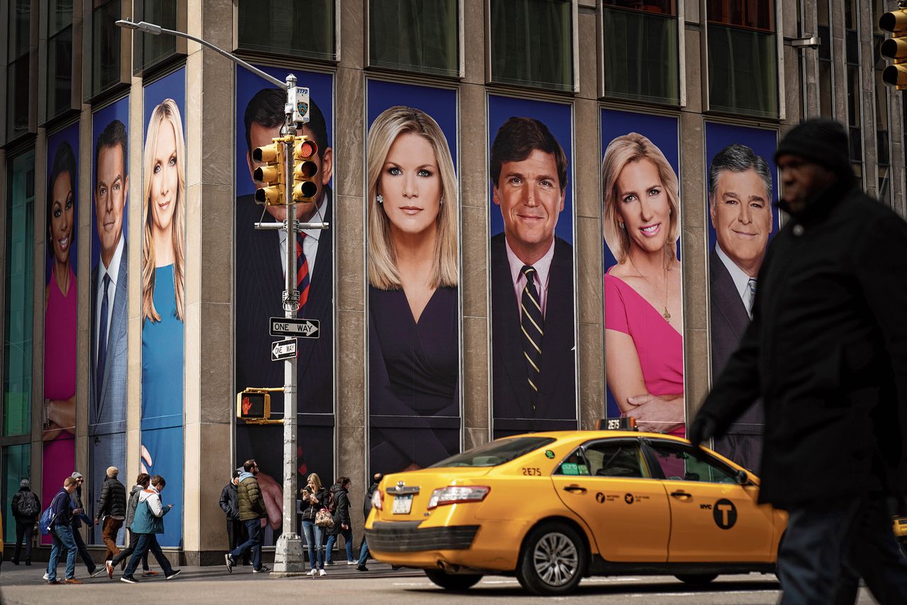 In New York sieren foto’s van Fox News-presentatoren het News Corporation-gebouw.