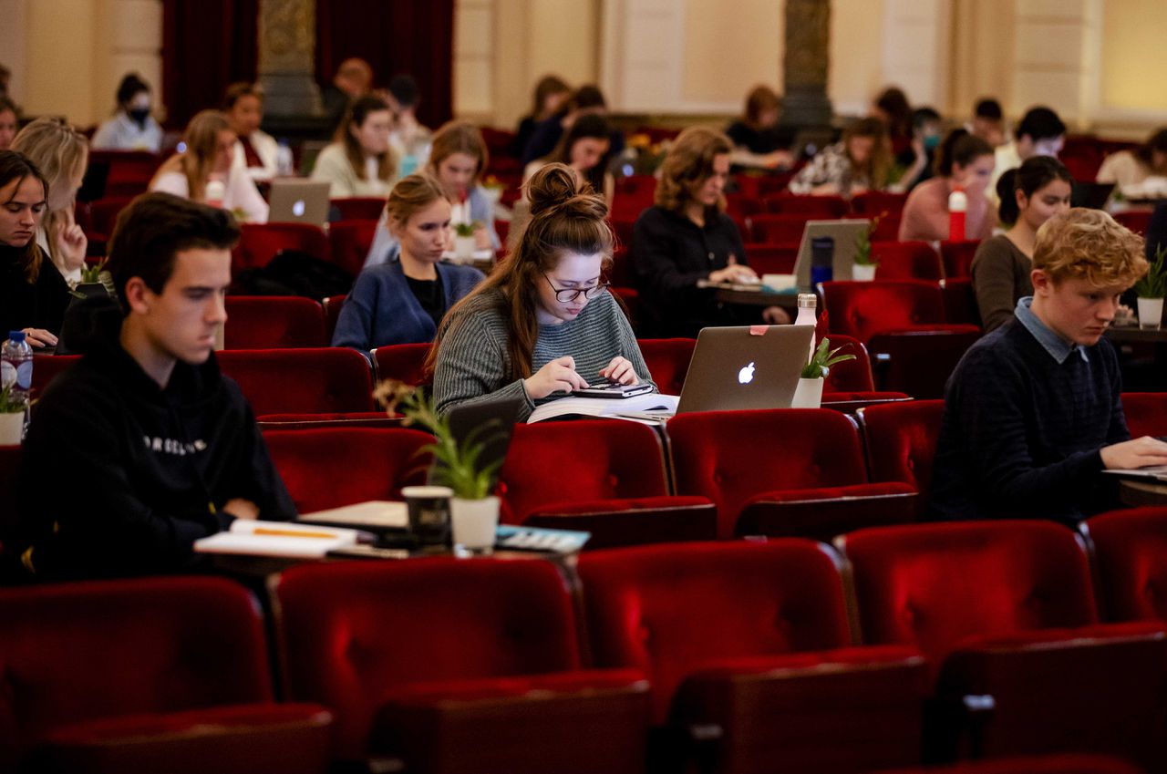 Jongeren studeren eenmalig in het Concertgebouw in Amsterdam.