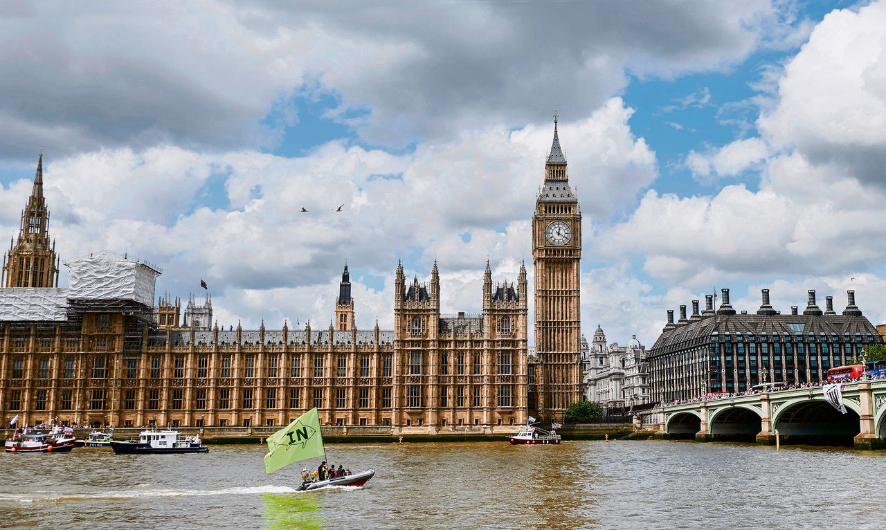 Een bootje met pro-EU-actievoerders vaart langs het Britse Parlement in Londen.