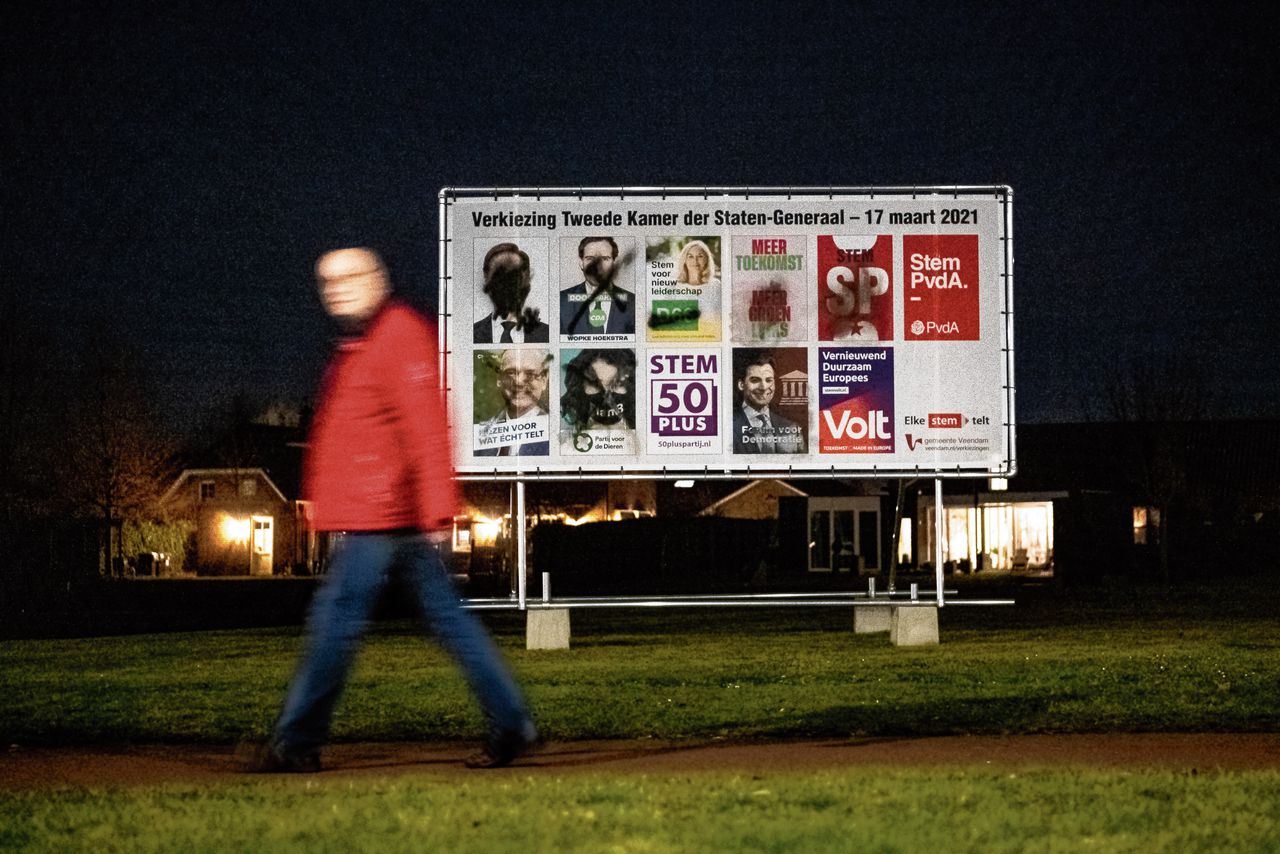 Bekladde posters van politieke partijen in Veendam tijdens de verkiezingscampagne van 2021.