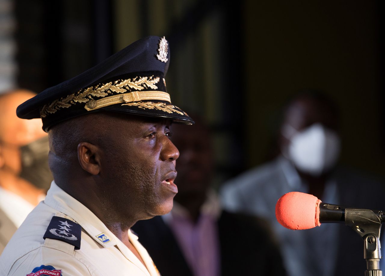 Politiechef León Charles spreekt op een persconferentie over de aanhouding van de verdachten van de moord op president Moïse.