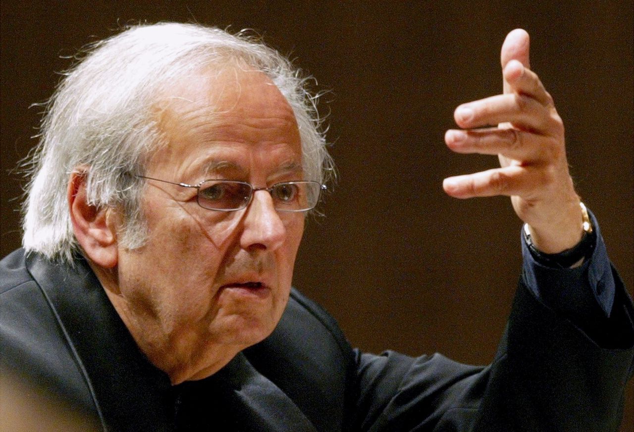 Previn dirigeert op deze foto uit 2004 het Oslo Philharmonic Orchestra tijdens een optreden in Luzern, Zwitserland.