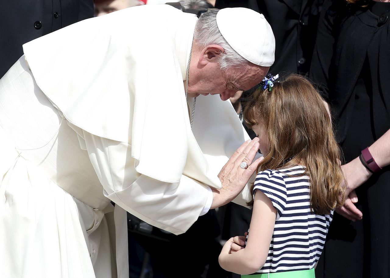 De paus zegent op het Sint-Pietersplein een 5-jarig Amerikaans meisje dat lijdt aan het Usher syndrome, dat leidt tot blindheid en gehoorverlies.