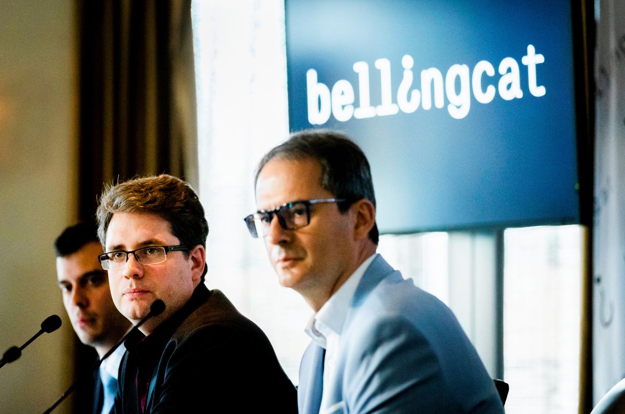 Eliot Higgins (midden) geeft namens Bellingcat een persconferentie over de bevindingen in het onderzoek naar MH17.