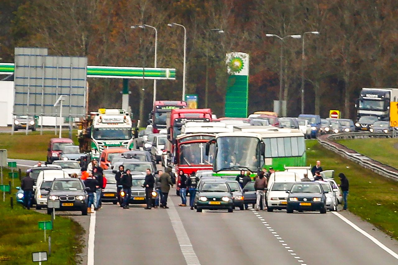 Twee bussen worden door tegendemonstranten tegengehouden op de A7 bij Joure.