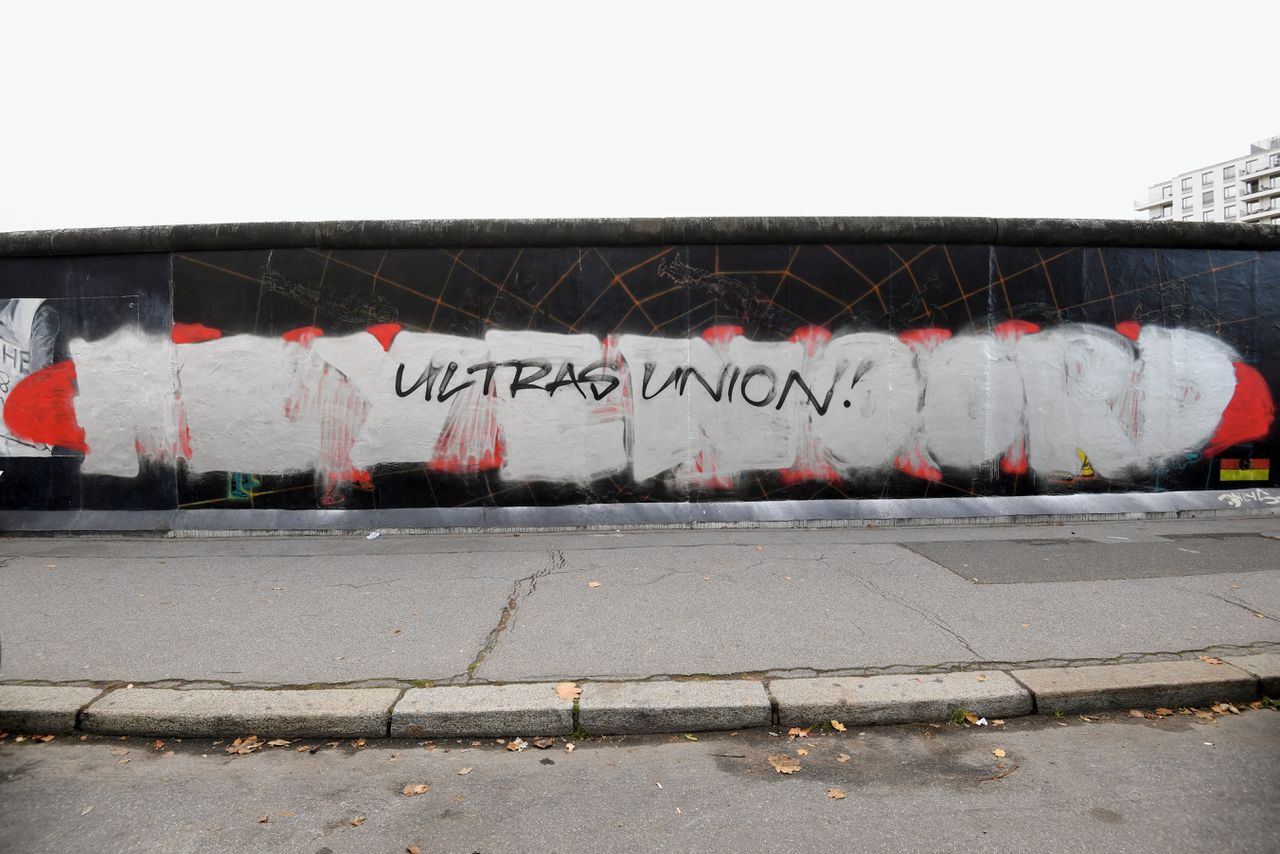 Feyenoorders hebben de Berlijnse muur beklad, waarna fans van Union Berlin dat overschilderden.