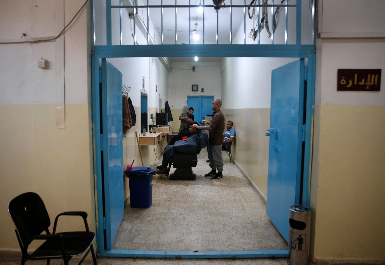 Gevangenen in een Koerdische gevangenis in de buurt van de stad Qamishli, in het noorden van Syrië.