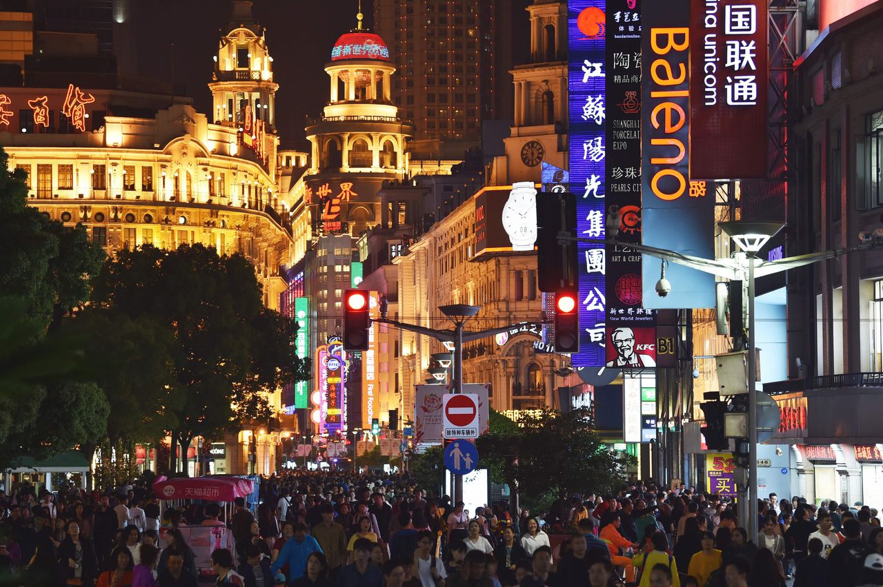 Winkelcentrum in Shanghai. De afzetgroei in de Chinese detailhandel lag vorige maand op het laagste niveau in dertien jaar.