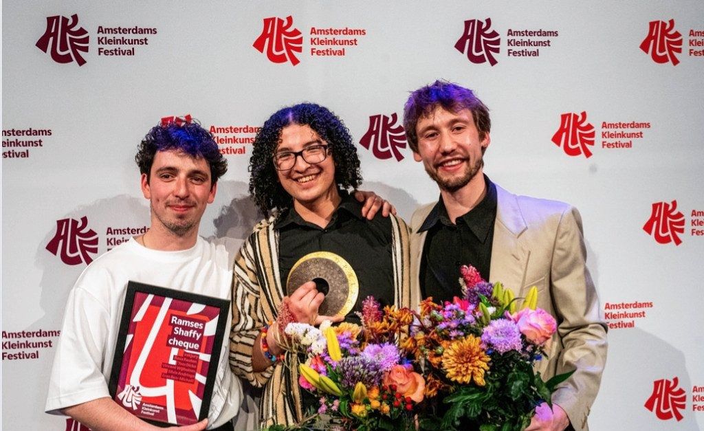 Ayoub Kharkhash wins the Amsterdam Kleinkunst Festival with songs and stories about religion and children's tumors