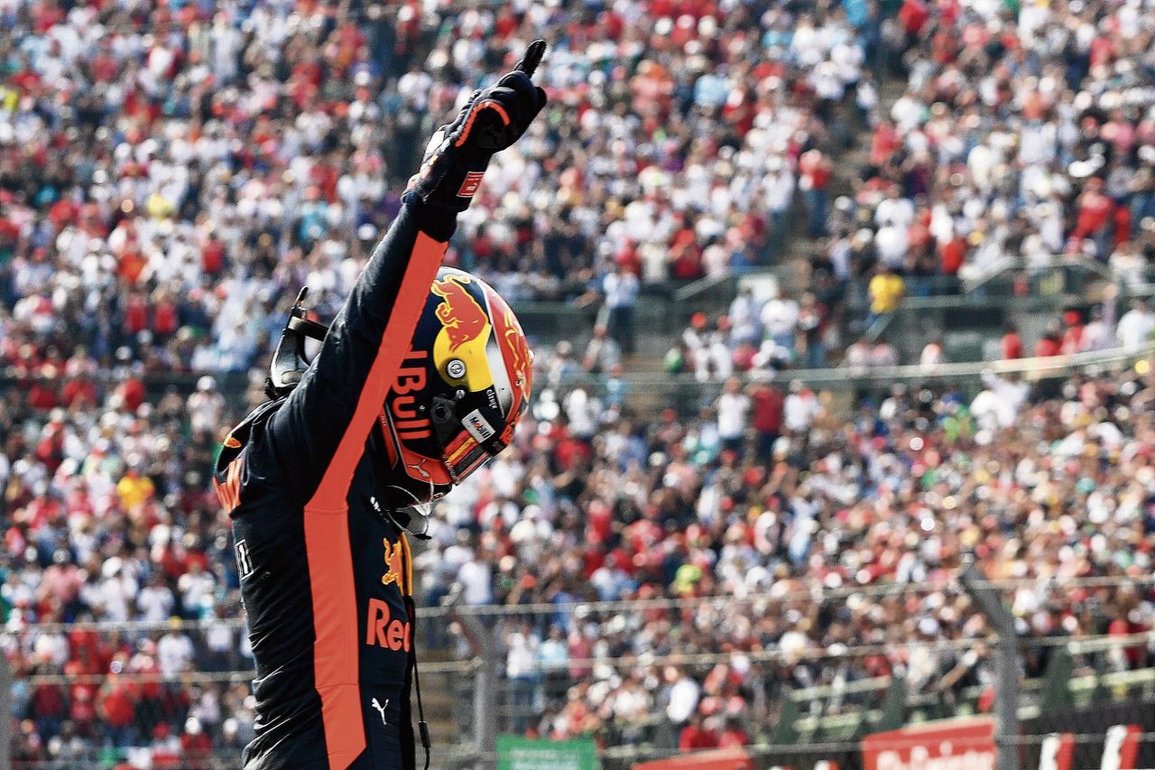 Max Verstappen viert zijn derde overwinning bij een grand prix in de Formule 1.