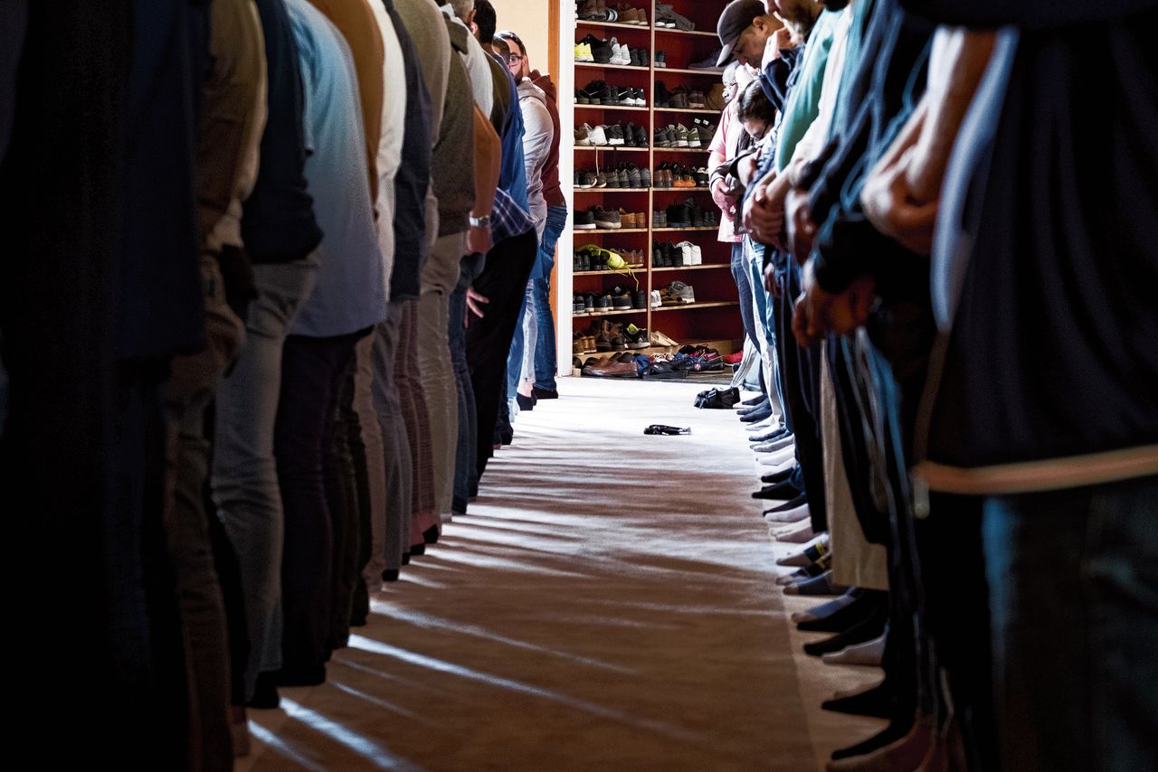 Bezoekers van moskee De Middenweg in Rotterdam, waar in 2018 imam Yassin Elforkani preekte. Hij mocht uiteindelijk daar niet meer preken van de (buitenlandse) eigenaar, die andere predikers stuurde.