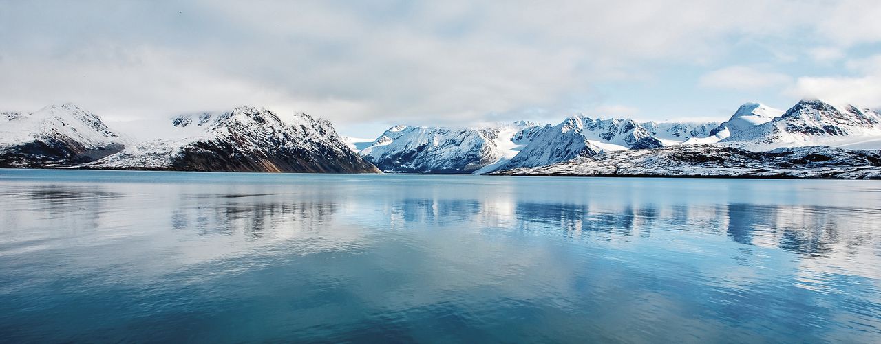 In het kwetsbare Noordpoolgebied, zoals rond Spitsbergen, wordt het plastic nog langzamer afgebroken dan in warmer water. Het is er bijna niet uit te filteren en het hoopt zich op in plant, dier en ijs.