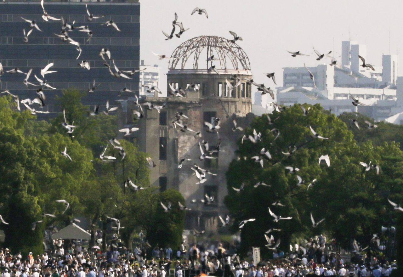 Het Vredespark in Hiroshima tijdens de herdenking vandaag om 8.15 uur.