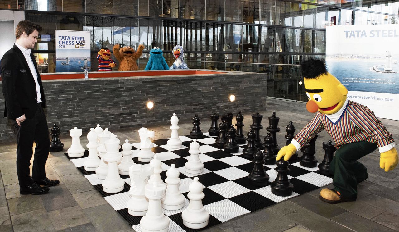 Wereldkampioen Magnus Carlsen (links) schaakt voorafgaand aan de vijfde ronde van het Tata Steel-toernooi een vluggertje tegen Bert.