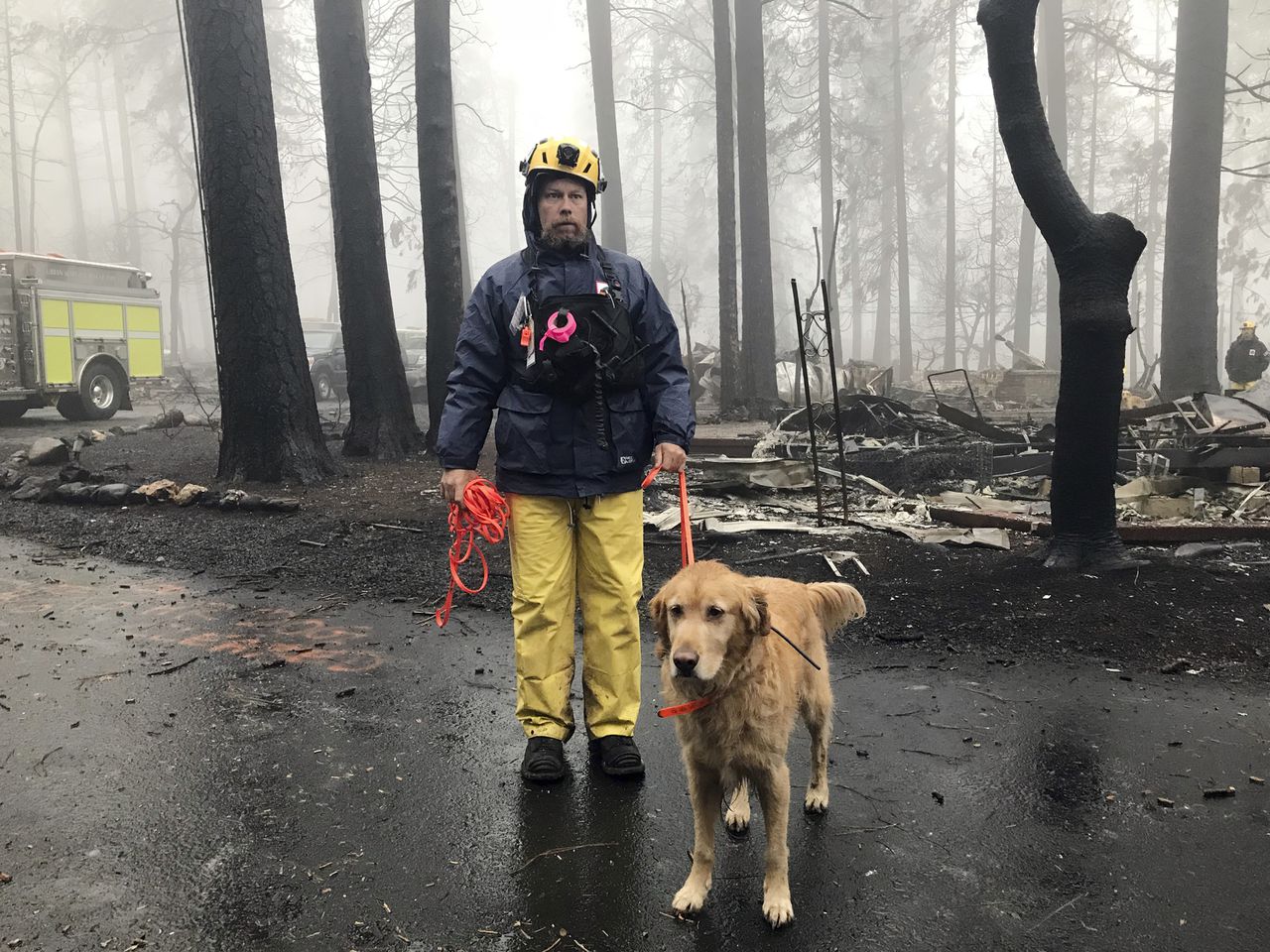Brandweerlieden en reddingswerkers zijn in Butte County op zoek naar de lichamen van slachtoffers van de bosbrand.