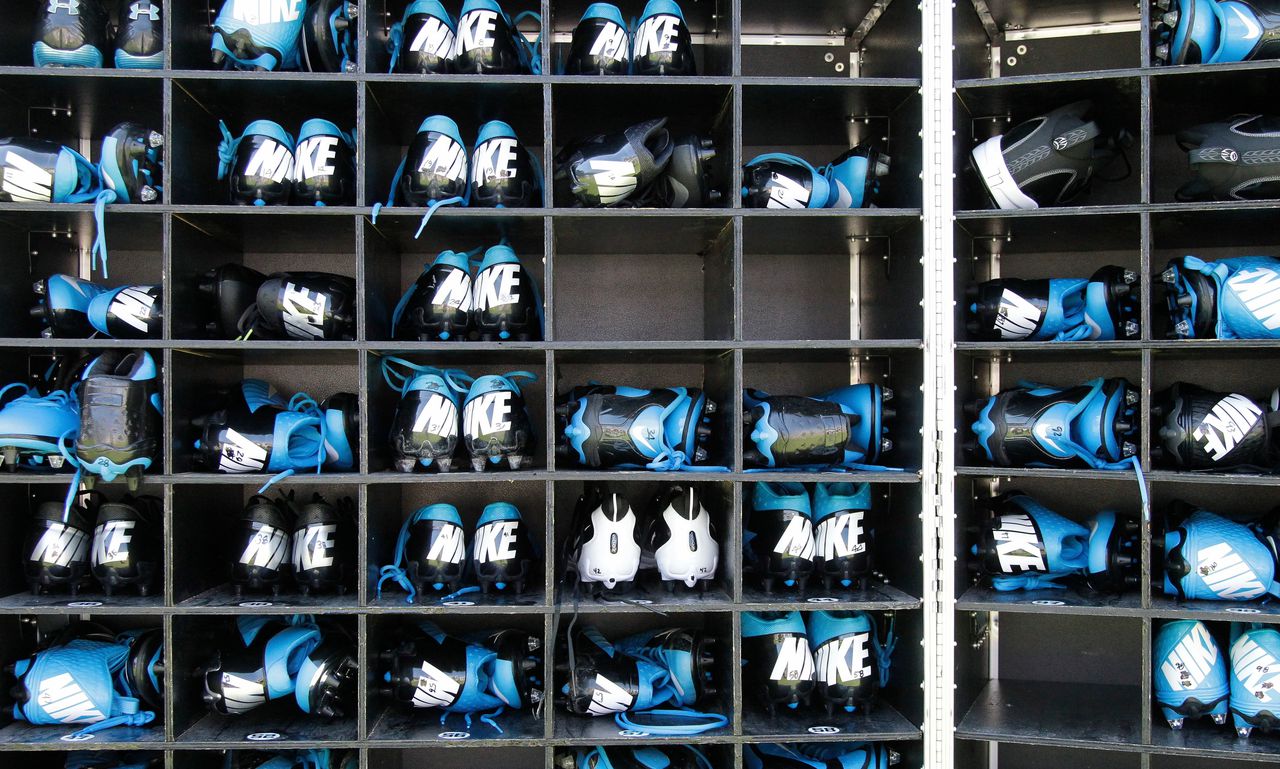 Reserveschoenen van Nike bij een American Football-wedstrijd.