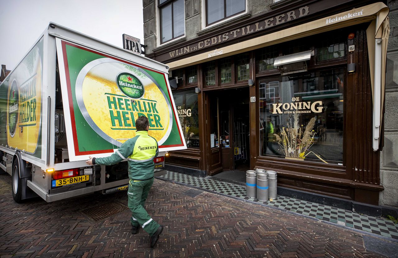 Een lading bier wordt afgeleverd bij een café in Alkmaar.